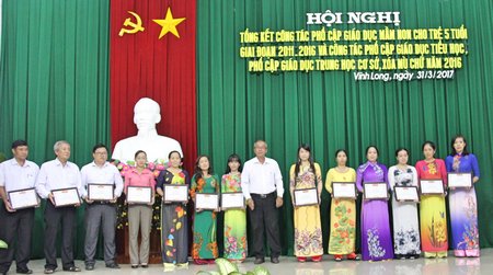  Phó Giám đốc Sở GD- ĐT- Phạm Văn Hồng trao giấy khen cho các cá nhân đạt thành tích xuất sắc trong công tác phổ cập giáo dục mầm non trẻ 5 tuổi.