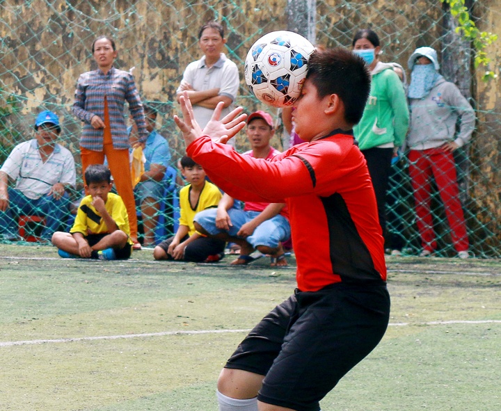 Thủ môn Nhật Luân (1, Trường TH Nguyễn Chí Thanh) trước pha bóng hy hữu, pha bắt bóng lại vào mặt.