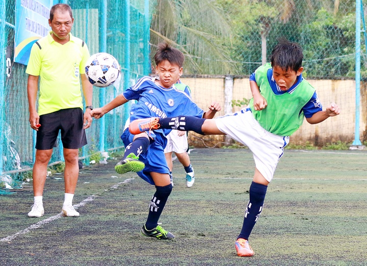 Pha bóng nguy hiểm của cầu thủ Trường TH Chu Văn An (trái) thắng 2-1 Trường TH Lê Lợi bằng đá luân lưu 6m, sau khi hòa 1-1 trong trận chung kết.