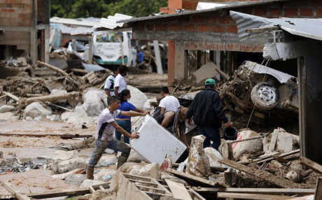 Theo Daily Mail, quân đội Colombia ngày 2/4 thông báo, 254 người thiệt mạng, 400 người khác bị thương và 200 nạn nhân vẫn mất tích trong vụ lở đất kinh hoàng ở Colombia. Tổng thống Colombia Juan Manuel Santos đã ban bố tình trạng khẩn cấp tại thành phố Mocoa. Ảnh: AP.