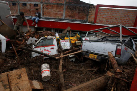 Những ngôi nhà, đường sá bị phá hủy sau mưa lũ và sạt lở đất ở Mocoa ngày 2/4. Ảnh: Reuters.