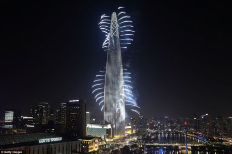 Tháp Lotte World, tòa nhà chọc trời do tập đoàn bán lẻ khổng lồ của Hàn Quốc Lotte Group xây dựng, chính thức ra mắt công chúng từ ngày 3/4. Ảnh: Getty.