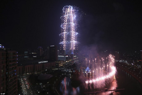 Ngày 2/4, một sự kiện bắn pháo hoa kéo dài 11 phút cùng màn trình diễn đèn laser ấn tượng đã được tổ chức ở khu vực tòa nhà Lotte World Tower tại Seoul, một ngày trước lễ khai trương tòa tháp. Ảnh: AP.