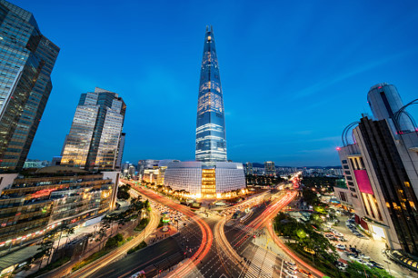 Hơn 6 năm sau ngày động thổ, tòa nhà cao 555 m này chính thức trở thành công trình kiến trúc cao thứ 6 thế giới. Tòa nhà chọc trời 123 tầng gồm các tòa nhà văn phòng, khu biệt thự sang trọng và khách sạn. Ảnh: Getty.