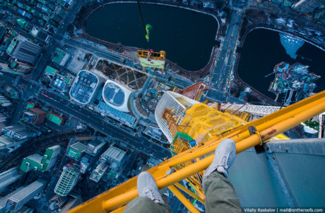 Năm 2016, hai người Nga là Vadim Makhorov và Vitaly Raskalov, nổi tiếng với việc leo lên nóc nhiều tòa nhà cao chót vót của thế giới, cũng đã trèo lên đỉnh Lotte World Tower và công bố những bức ảnh ngoạn mục chụp từ trên tòa tháp cao 555 m này. Ảnh: Vitally Raskalov.