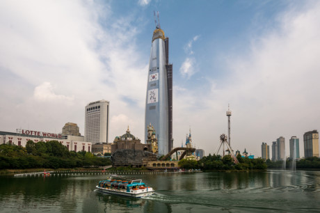 Ý tưởng xây dựng Lotte World Tower được khởi xướng từ năm 1987 nhưng phải tới năm 2011, tòa tháp mới chính thức được khởi công và hoàn tất sau hơn 6 năm xây dựng. Tập đoàn Lotte khẳng định tòa tháp và trung tâm thương mại đi kèm công trình sẽ mang về 10.000 tỷ won (khoảng 8,9 triệu USD) cũng như thu hút hàng triệu lượt tham quan mỗi năm. Ảnh: skyscrapercity.com.
