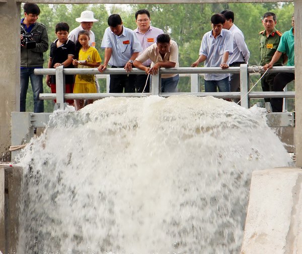 Để ứng phó hạn, mặn, vừa qua huyện Trà Ôn được đầu tư 2 máy bơm điện di động với tổng kinh phí 270 triệu đồng. Công suất 1.000m3 mỗi giờ, khả năng cung cấp nước cho 4ha đất nông nghiệp trong 7 ngày chỉ trong 1 giờ bơm .