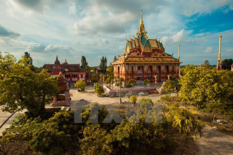 Chùa Ghositaram - ngôi chùa Khmer đẹp nhất miền Tây Nam Bộ, được xây dựng vào năm 1860. Chùa theo trường phái Phật giáo Nam Tông với những tòa tháp phía trên đầu chánh điện được xây dựng, trang trí rất công phu. Mái hiên và các bức tường bên hông chùa được khắc họa bằng những linh vật trong văn hóa của người Khmer và những hình ảnh về cuộc đời đức Phật. (Ảnh: Trọng Đạt/TTXVN)