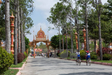 Chùa Xiêm Cán, thành phố Bạc Liêu được xây dựng vào năm 1887 với nét kiến trúc Angkor độc đáo, trên khuôn viên rộng tới 50.000 mét 2 với một quần thể kiến trúc gồm chính điện, sala, nhà ở của các sư sãi, tháp đựng hài cốt, am… (Ảnh: Trọng Đạt/TTXVN)