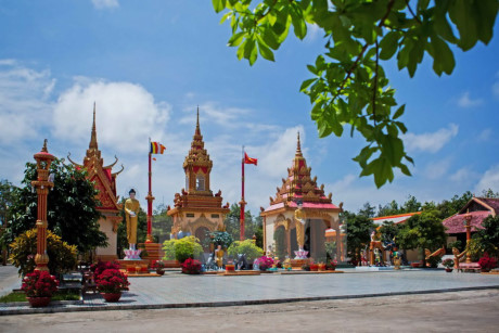 Đến du lịch chùa Xiêm Cán ở Bạc Liêu, du khách được chiêm ngưỡng một công trình kiến trúc đẹp với quy mô lớn, và được cảm nhận một sắc thái văn hóa rất đặc trưng của người Khmer Nam Bộ.(Ảnh: Trọng Đạt/TTXVN)