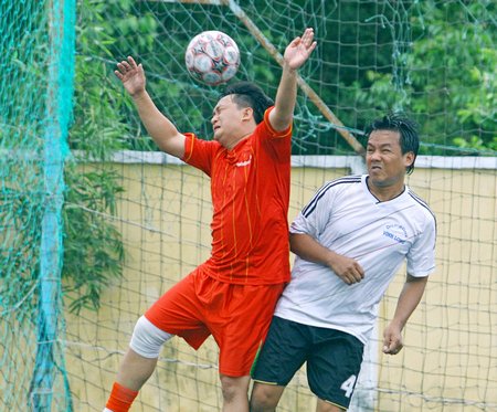 Đội bóng đá Vietinbank Vĩnh Long (áo đỏ) tại hội thao ngành Ngân hàng Vĩnh Long.