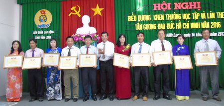 29 tập thể và 39 cá nhân nhận bằng khen của Liên đoàn Lao động tỉnh.