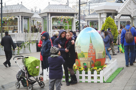 Nhiều gia đình đưa con cái tới khu vui chơi công cộng ngắm và chụp ảnh lưu niệm với trứng Phục sinh khổng lồ.