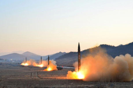 Nhà lãnh đạo Kim Jong-un giám sát vụ phóng tên lửa của đơn vị pháo binh Hwasong.