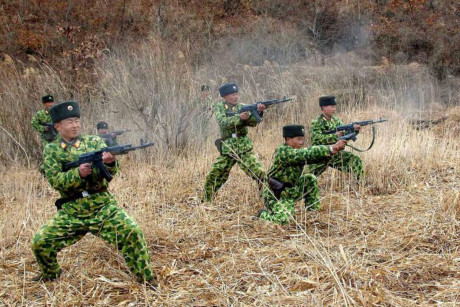 Các binh sỹ Triều Tiên tham gia huấn luyện tại địa điểm không xác định.