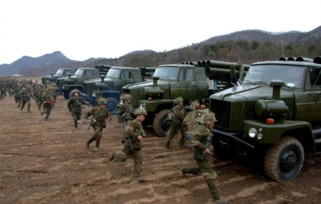 Binh lính Triều Tiên khẩn trương di chuyển trong khóa huấn luyện quân sự tại địa điểm bí mật.