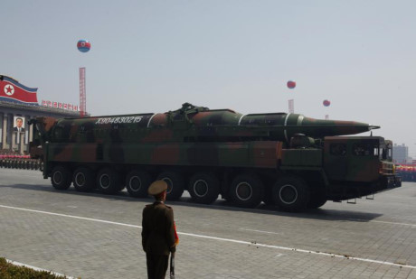 Xe quân sự của Triều Tiên chở quả tên lửa tham gia duyệt binh ở thủ đô Bình Nhưỡng.
