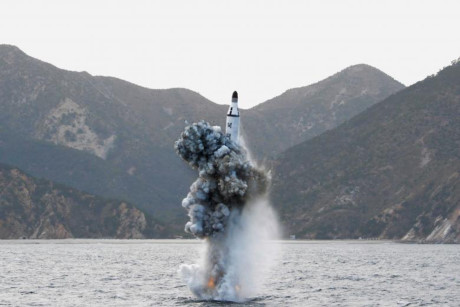 Hình ảnh Triều Tiên phóng thử tên lửa từ tàu ngầm.