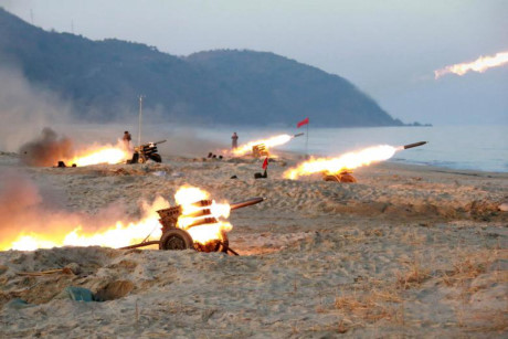 Các khẩu đội pháo thuộc Quân đội Triều Tiên tranh tài trong một cuộc thi.