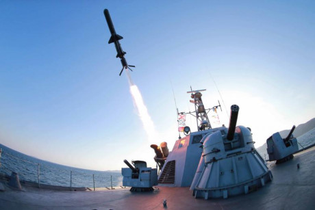 Tên lửa được phóng đi từ chiến hạm của Hải quân Triều Tiên.