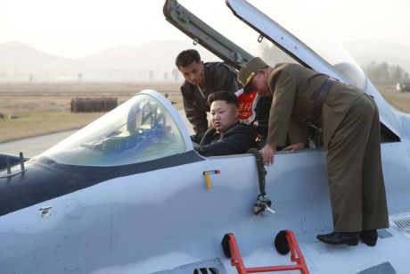 Ông Kim Jong-un chỉ đạo cuộc diễn tập phòng không khi thị sát lực lượng không quân.