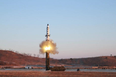 Tên lửa Pukguksong-2 của Triều Tiên rời bệ phóng.