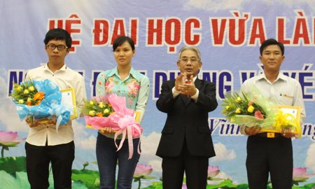 PGS.TS Lương Minh Cừ- Hiệu trưởng Trường ĐH Cửu Long trao thưởng cho các tân sinh viên đạt điểm cao trong kỳ thi tuyển sinh vào 2 ngành trên.