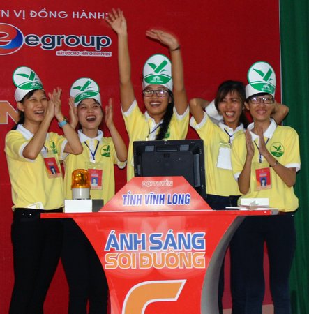 Các thí sinh đội Vĩnh Long phấn khởi khi hoàn thành xuất sắc phần thi với số điểm cao nhất cụm.