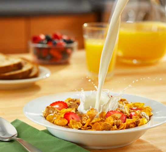 Các nghiên cứu đã chỉ ra rằng ăn sáng có thể cải thiện trí nhớ ngắn hạn và sự chú ý. Học sinh ăn có xu hướng hoạt động tốt hơn so với những người không ăn sáng. 