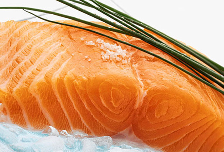 Cá thực sự là loại thực phẩm dành riêng cho trí não. Cá rất giàu axit béo omega - 3 và đó chính là chìa khóa cho sức khỏe của não bộ. Một chế độ ăn uống với mức độ cao các chất béo lành mạnh có tác dụng hạ thấp nguy cơ suy giảm trí nhớ, đột khụy, đồng thời tăng cường trí nhớ. 