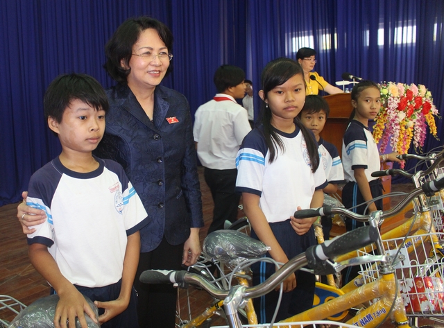 Phó Chủ tịch nước- Đặng Thị Ngọc Thịnh tặng xe đạp cho các em học sinh.