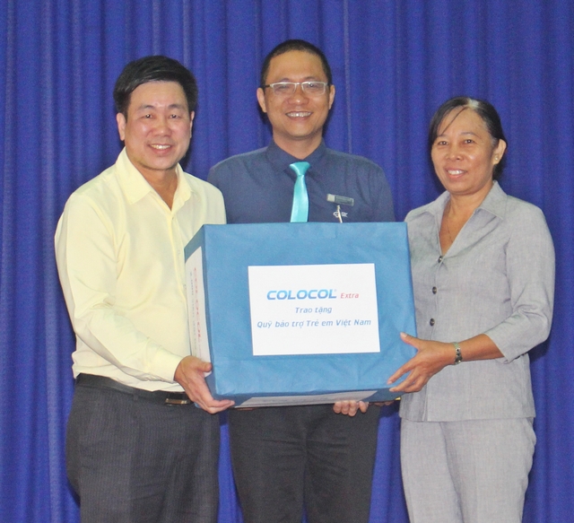 Đại diện Quỹ Bảo trợ Trẻ em Việt Nam và nhà tài trợ trao 5.000 liều thuốc giảm đau, hạ sốt cho huyện Long Hồ. 