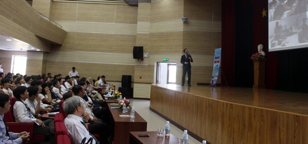 Ông Tạ Xuân Trung- Giám đốc kinh doanh Công ty CP Du học Jtrain trao đổi chương trình du học với sinh viên.