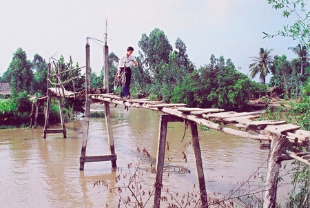 Cầu Mỹ Thuận 2 thuộc ấp Tân Nhơn, xã Tân Hạnh- Long Hồ năm 2003. Ảnh: THANH BÌNH