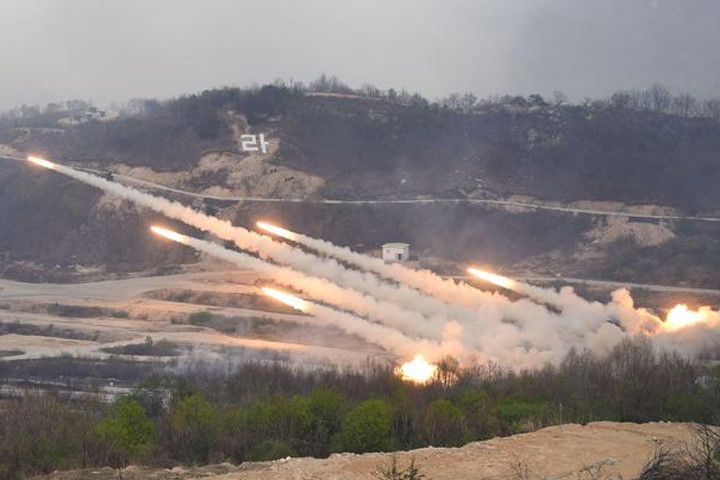 Giàn pháo phản lực Hàn Quốc “giội lửa” trong cuộc diễn tập chung với Mỹ ở trường bắn Seungjin, Pocheon, cách Seoul 64km. Ảnh: Getty.