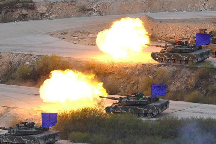 Xe tăng K1A2 của Hàn Quốc bắn đạn thật trong cuộc tập trận được cho là để răn đe Triều Tiên. Ảnh: AFP.