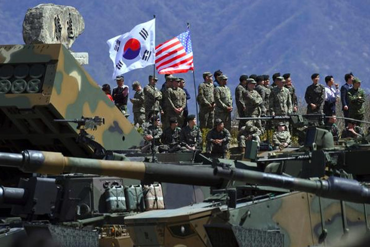 Binh lính Hàn Quốc và Mỹ theo dõi tập trận từ một vị trí quan sát. Ảnh: Getty.