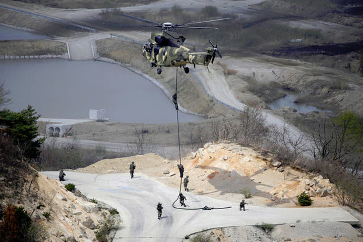 Lính lục quân Hàn Quốc tụt xuống bằng dây từ trực thăng quân sự. Ảnh: Reuters.