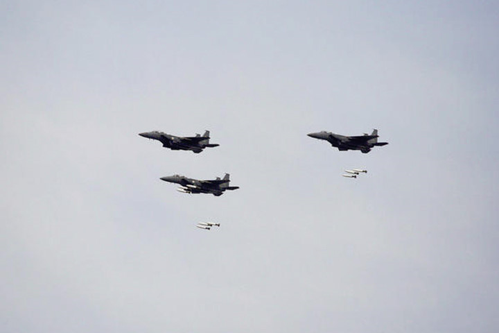 Máy bay chiến đấu Hàn Quốc ném bom trong cuộc diễn tập bắn đạn thật tại bãi huấn luyện gần khu phi quân sự chia đôi hai miền Triều Tiên. Ảnh: Reuters.