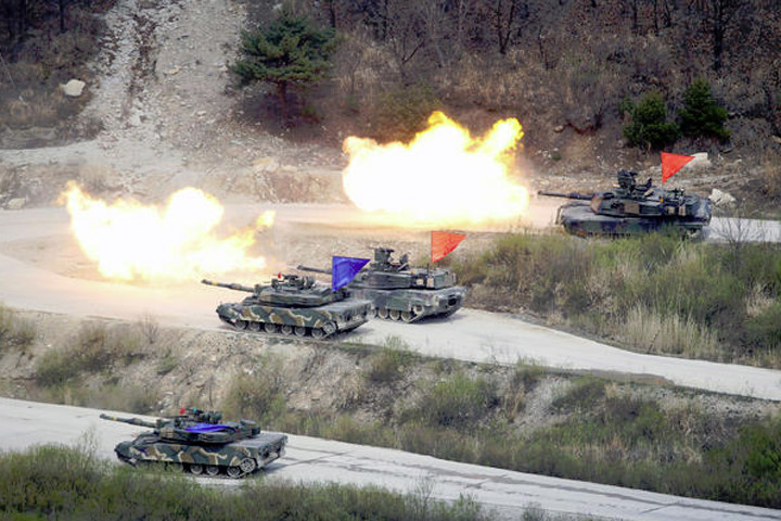 Xe tăng K1A1 của Hàn Quốc và xe tăng M1A2 của Mỹ bắn đạn thật. Ảnh: Reuters.