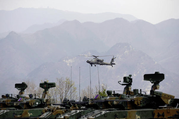 Xe tăng K1A1 của Hàn Quốc và xe tăng M1A2 của Mỹ bắn đạn thật. Ảnh: Reuters.