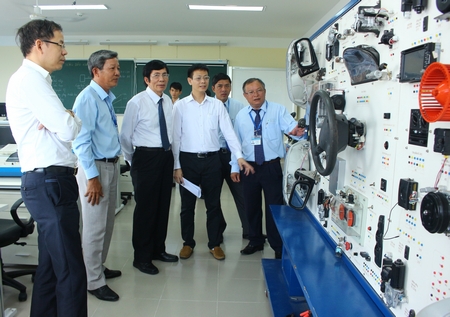 Đoàn làm việc của  Công ty Toyota Việt Nam tham quan khu thực hành của sinh viên ngành ô tô, Trường ĐH Sư phạm Kỹ thuật Vĩnh Long