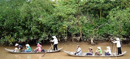 Với lợi thế sông nước miệt vườn, bốn mùa cây lành trái ngọt, Hòn ngọc xanh- cù lao Minh trở thành điểm du lịch sinh thái hấp dẫn tuyệt vời.