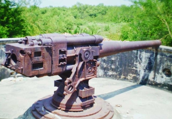 Một trong những khẩu pháo cổ tồn tại ở di tích đồn Rạch Cát