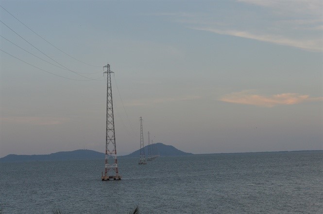 Kết nối điện lưới quốc gia từ đất liền ra đảo, phục vụ phát triển kinh tế, xã hội, nhất là dịch vụ du lịch