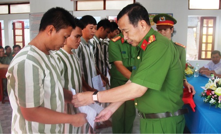 Đại tá Phạm Văn Ngân- Phó Giám đốc Công an tỉnh- trao quyết định giảm thời hạn chấp hành án phạt tù cho các phạm nhân.