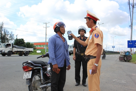 Lực lượng Cảnh sát giao thông đo nồng độ cồn người tham gia giao thông.