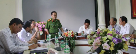 Đại tá Phạm Văn Ngân (đứng) thông tin về vụ việc tại buổi họp báo