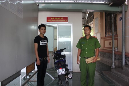 Anh Trần Thanh Thiện và đại diện Công an phường Bình Trị Đông B đến nhận lại xe bị mất trộm.