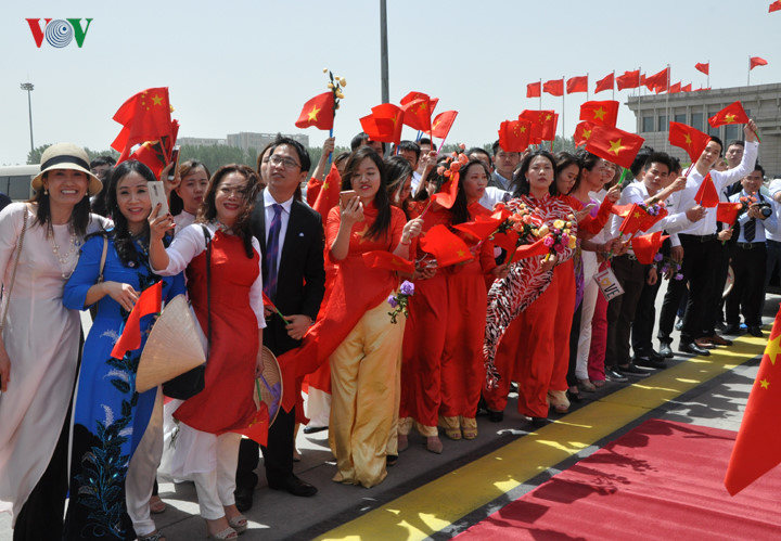 Sân bay Bắc Kinh rực rỡ Quốc kỳ Việt Nam và Quốc kỳ Trung Quốc. 